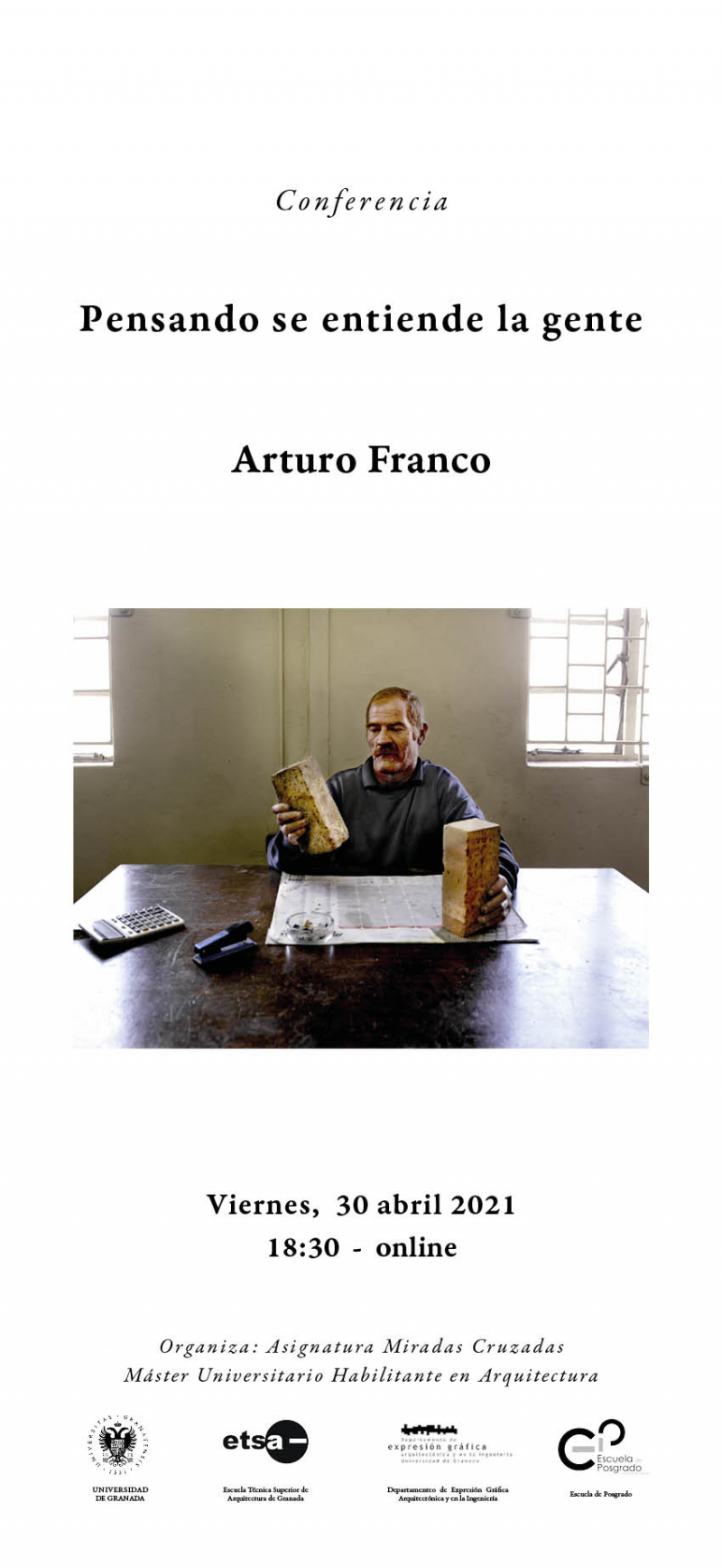 Cartel de la conferencia Pensando se entiende la gente, con una imagen de Arturo Franco en una mesa con dos ladrillos en sus manos