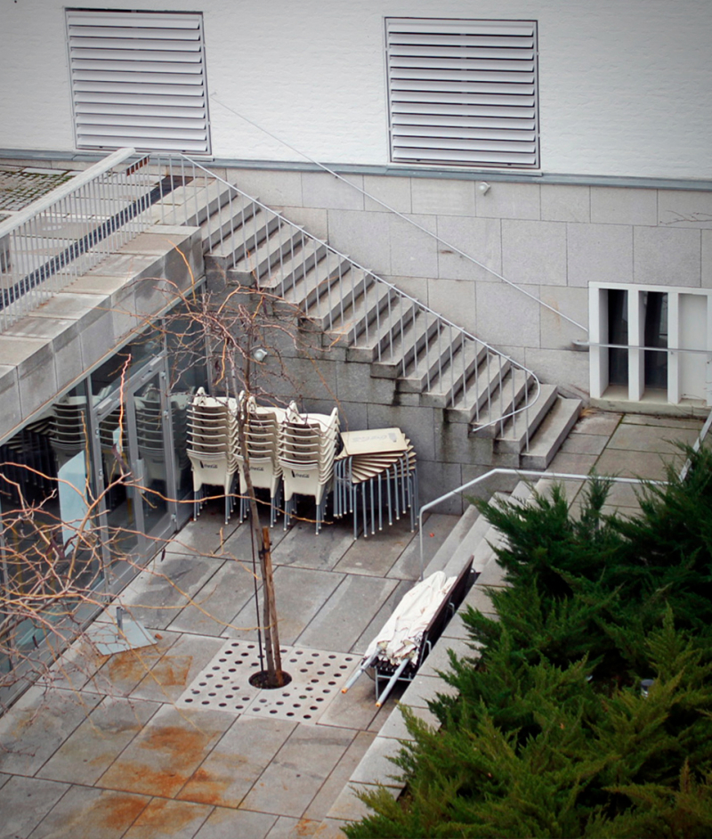 Terraza sillas mesas Imagen de una terraza en la que se ven varias sillas y mesas apiladas