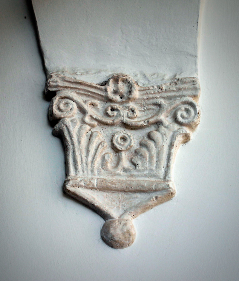Detalle elemento decorativo Detall de un elemento arquitectónico decorativo situado sobre una pared