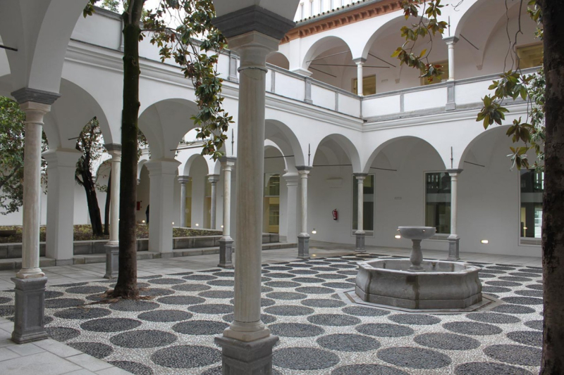 ETSAGr Patio renacentista Imagen de presentación del Máster de Arquitectura, en el que se muestra un patio con una fuente de piedra