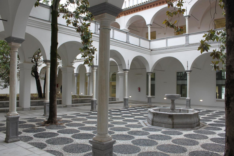 Imagen de presentación del Máster de Arquitectura, en el que se muestra un patio con una fuente de piedra