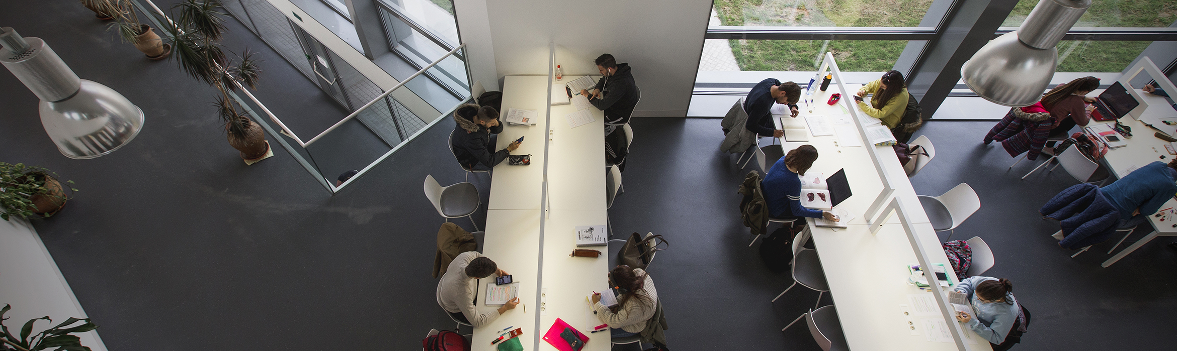 Vista cenital de un grupo de estudiantes haciendo uso de los lugares habilitados para el estudio en la sala de estudio localizada en el Parque Tecnológico de la Salud
