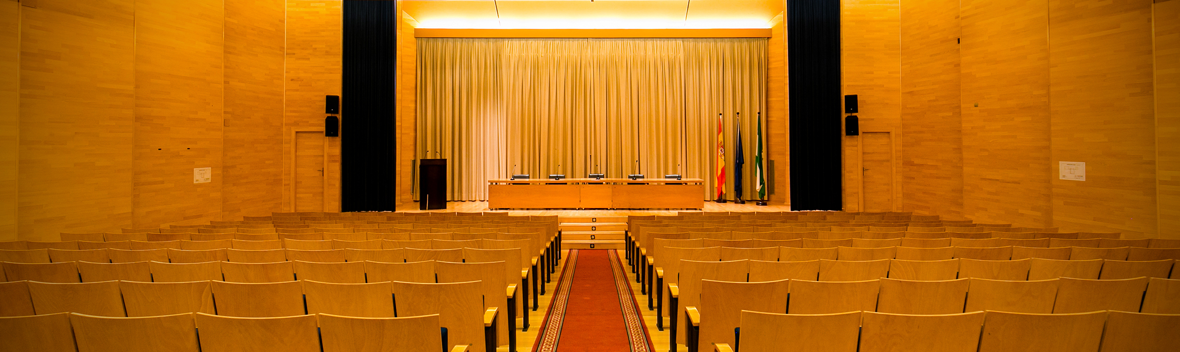 Salón de actos vacío de la Escuela Técnica Superior en Ingeniería de la Edificación