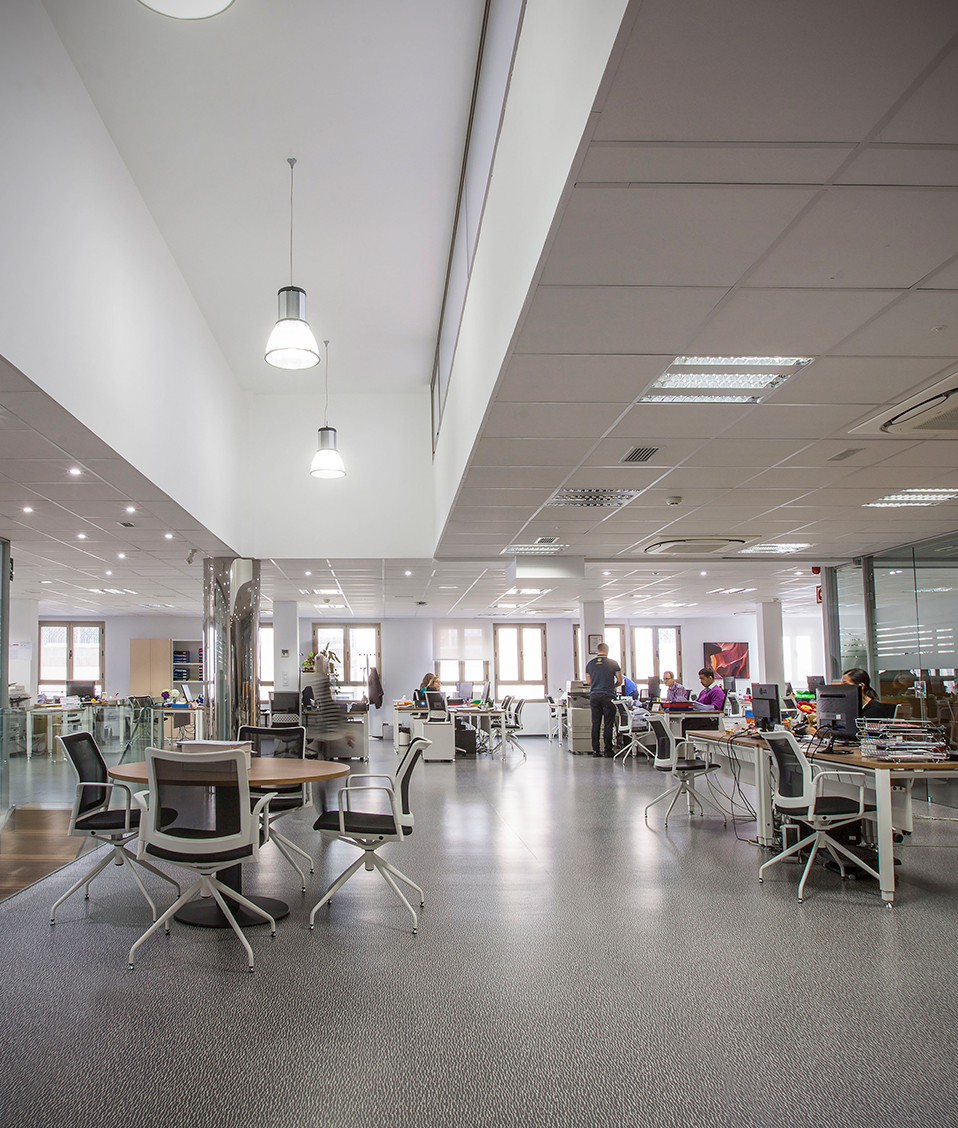 Zona administrativa en la segunda planta del Centro de Transferencia Tecnológica de la Universidad de Granada