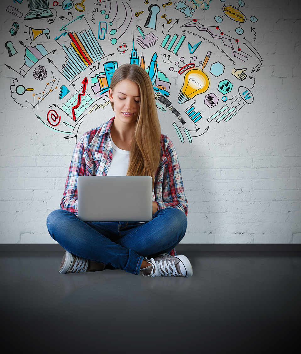Estudiante sentada en el suelo trabajando con un ordenador y con ilustraciones sobre creatividad alrededor de ella