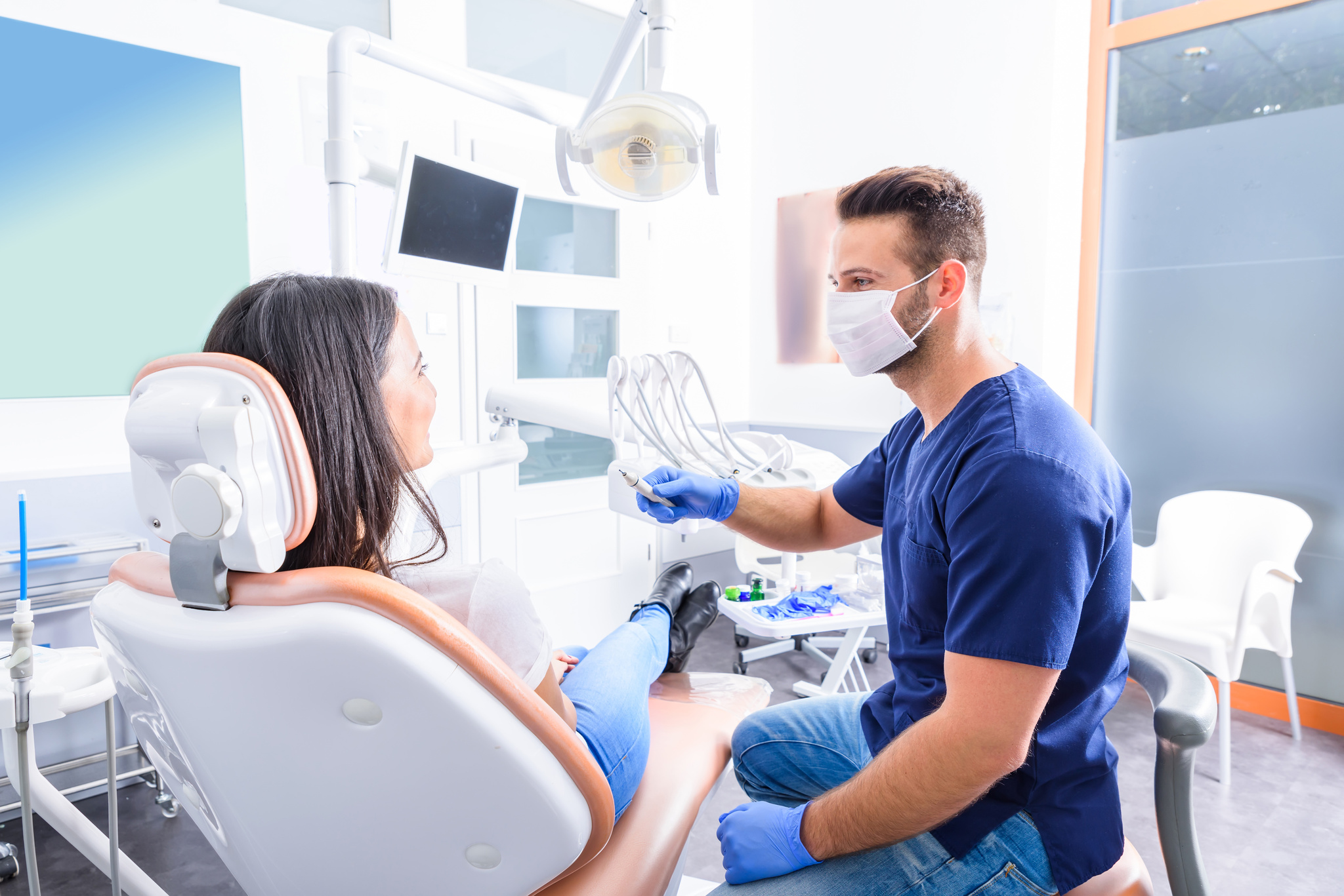 Odontólogo en los instantes previos a realizar una intervención a una paciente