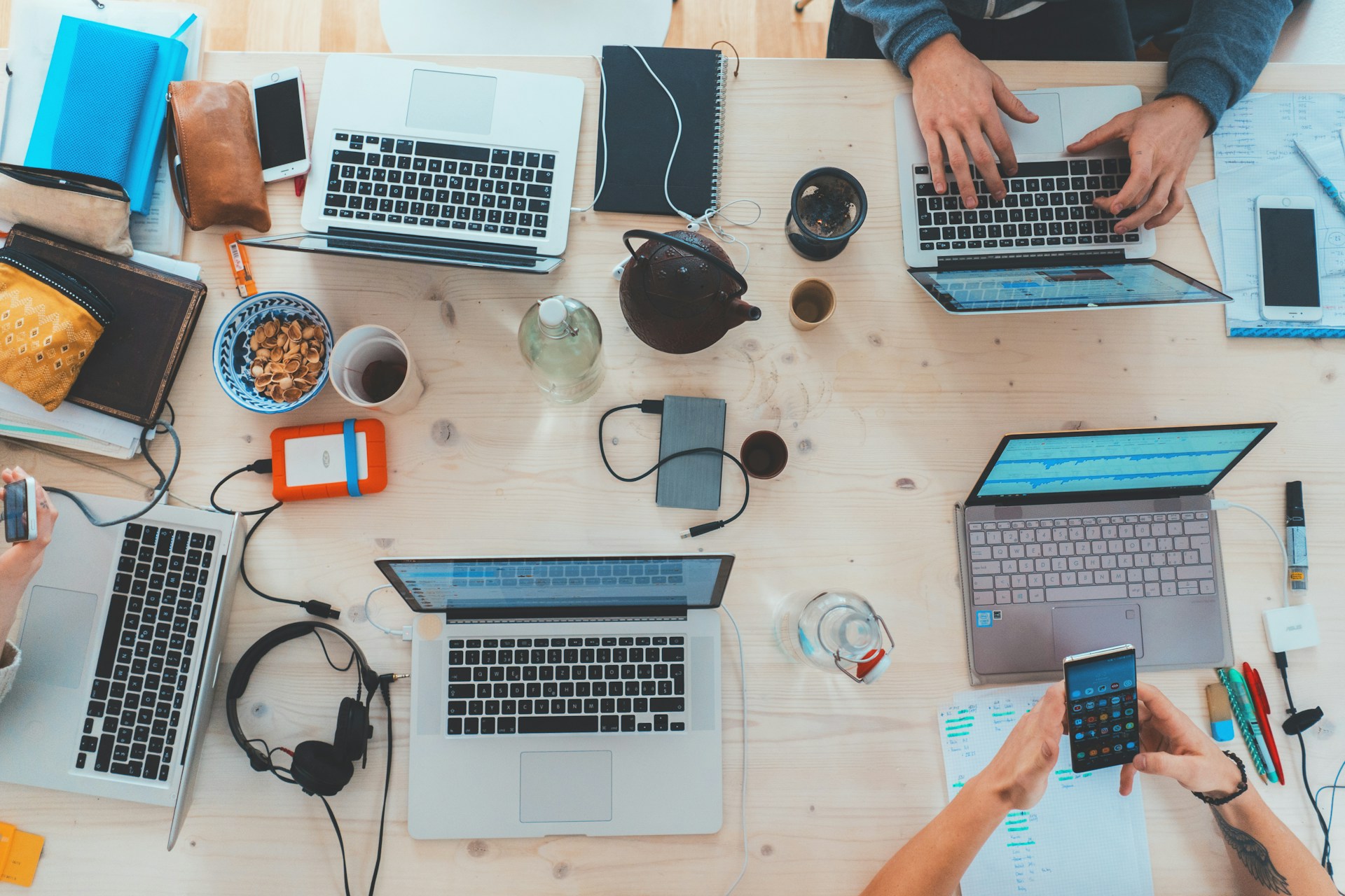 Estudiantes trabajando en grupo con ordenadores