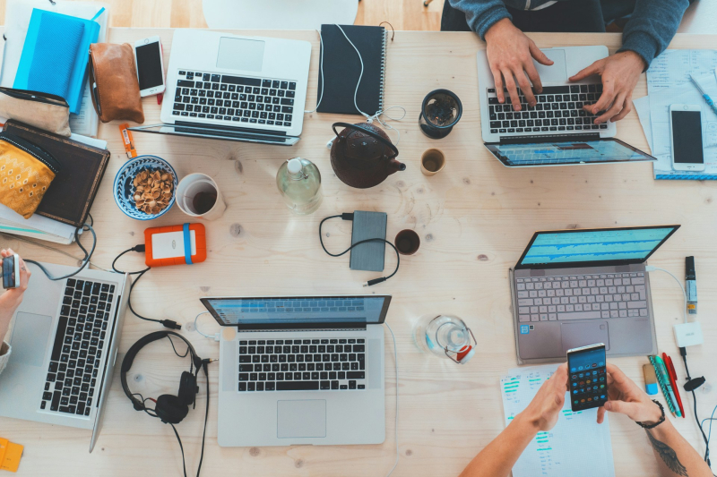 Foto de Marvin Meyer en Unsplash Estudiantes trabajando en grupo con ordenadores