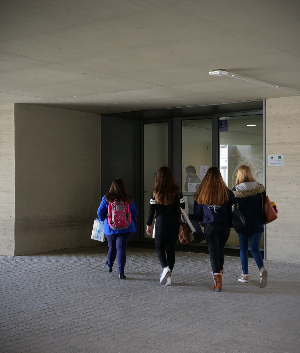Varias estudiantes se dirigen hacia la entrada de la Biblioteca biosanitaria situada en el Parque Tecnológico de la Salud
