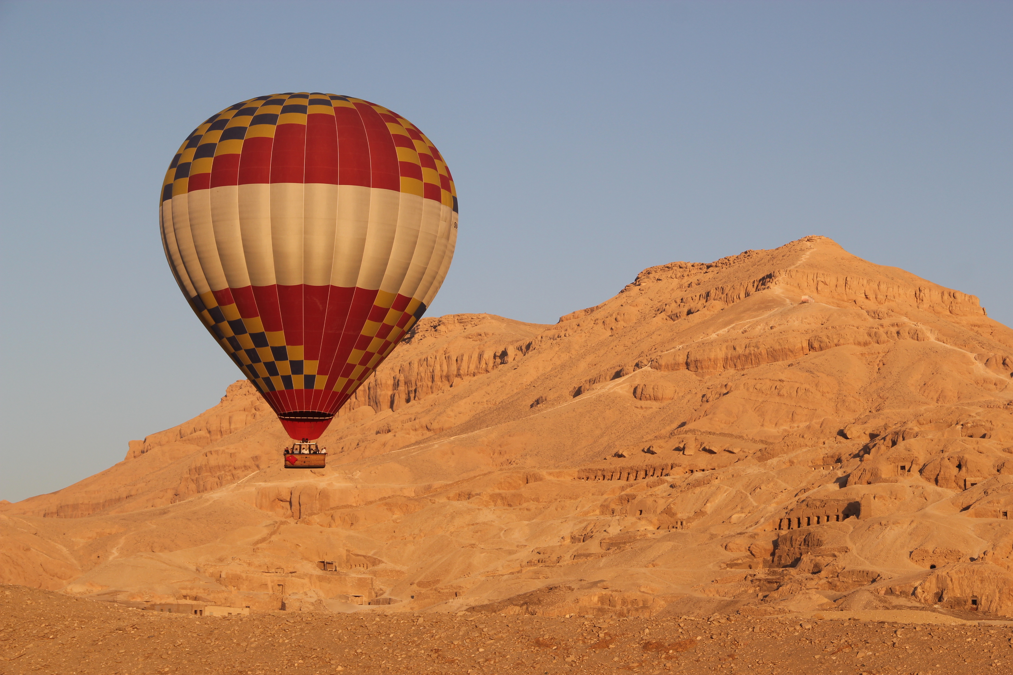 Globo aeroestático sobrevolando Luxor