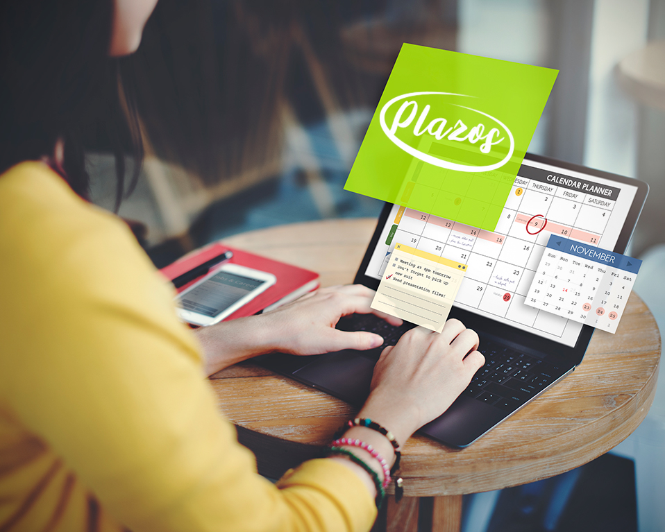 Persona usado un ordenador para consultar el calendario y apuntar lo que debe de hacer