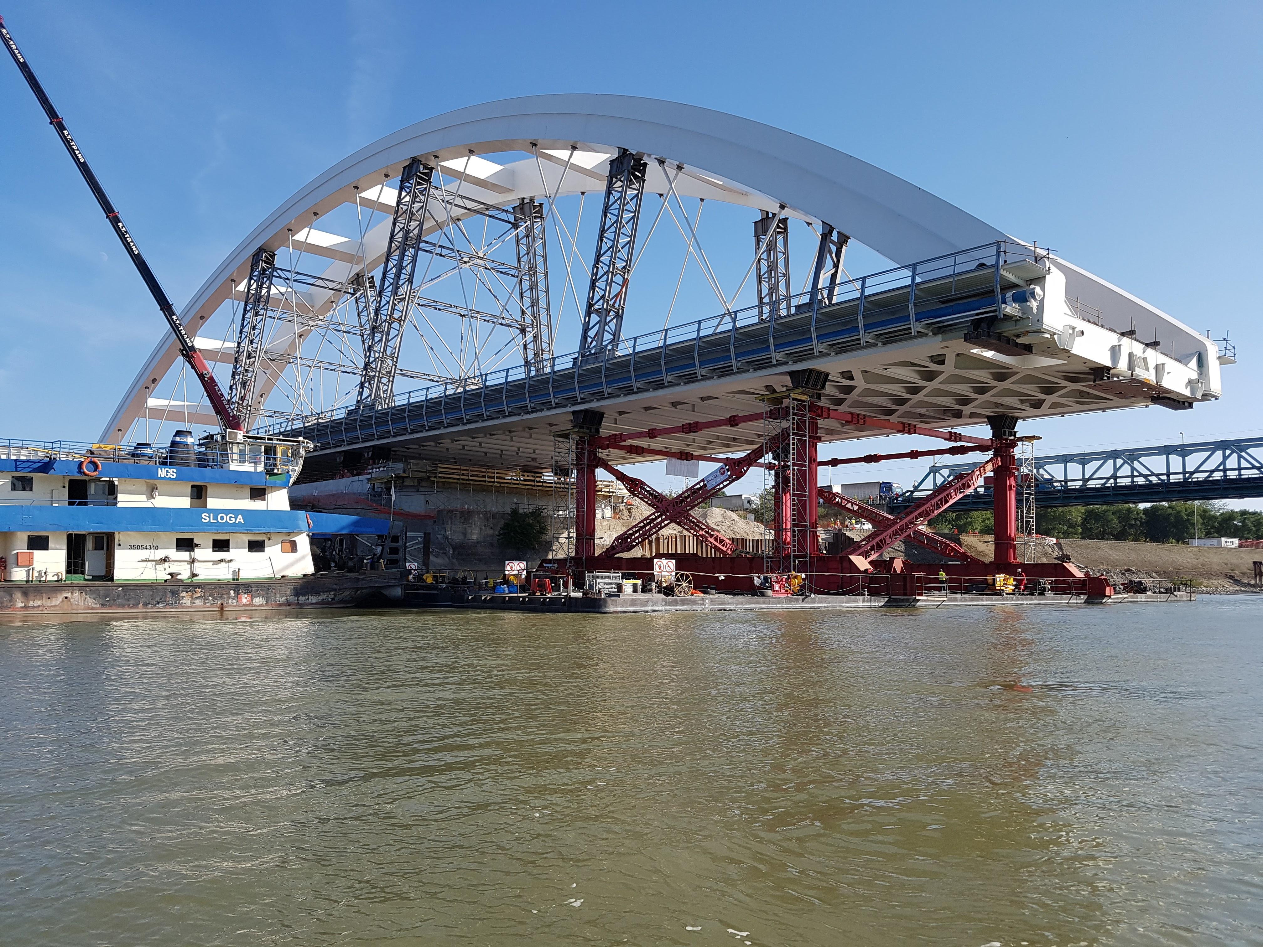 Imagen del puente de Zezelj en Novi Sad