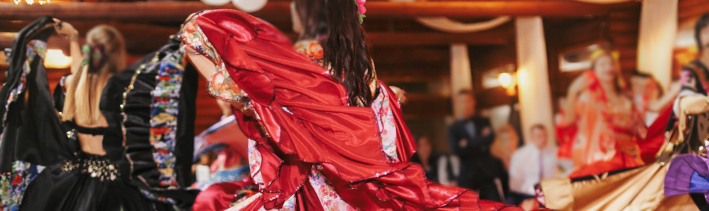 Mujeres bailando en traje floral tradicional en un festival de danza gitana
