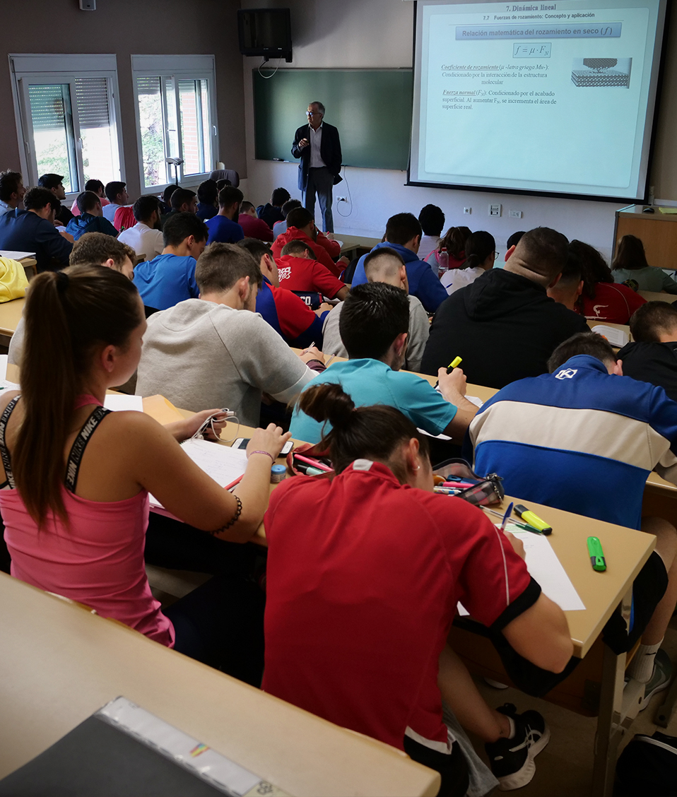 Estudiantes de la Facultad de Ciencias del Deporte asisten a una clase magistral en una de las aulas del centro.
