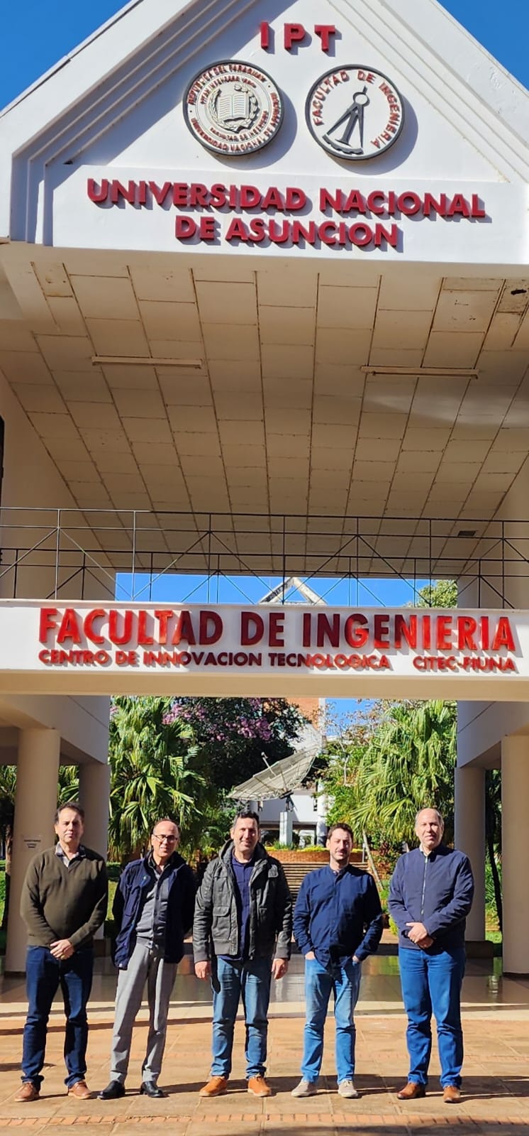 Los profesores de la UGR Miguel Hornos y Carlos Rodríguez visitan el Centro de Innovación Tecnológica (CITEC) de la Facultad de Ingeniería de la Universidad Nacional de Asunción (FIUNA), siendo recibidos por los profesores de la UNA Mario Arzamendia, Derlis Gregor y Raúl Gregor