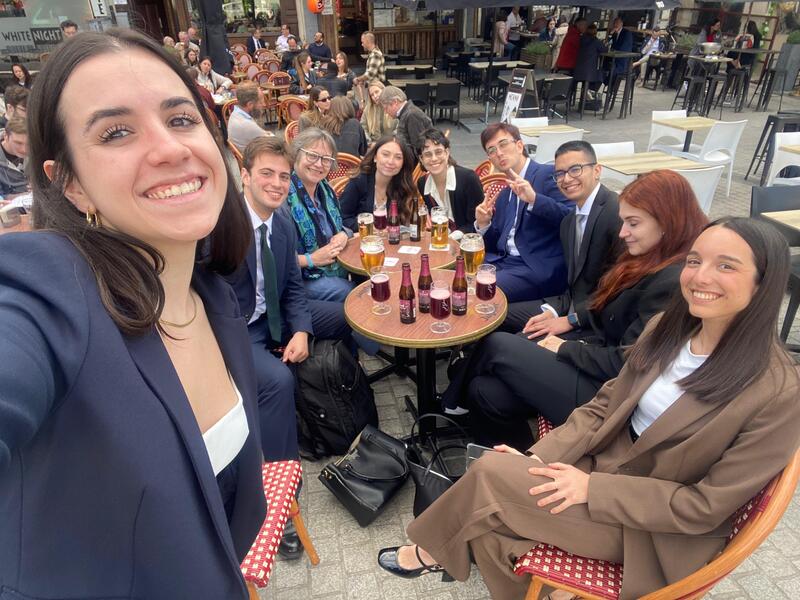 Alumnos tomando cerveza en Bruselas