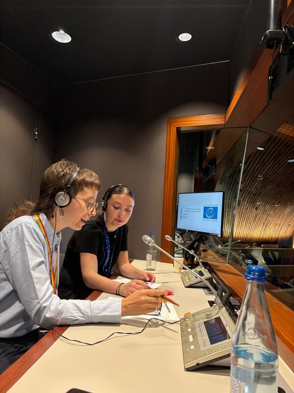 Alumnas en cabina de interpretación del Consejo de Europa