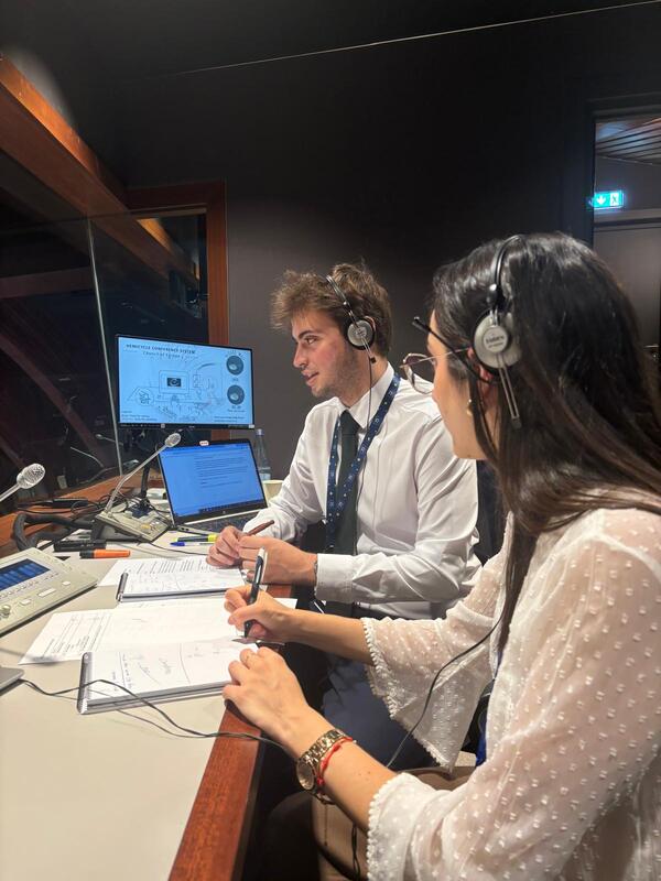 Alumnos en cabina del Consejo de Europa