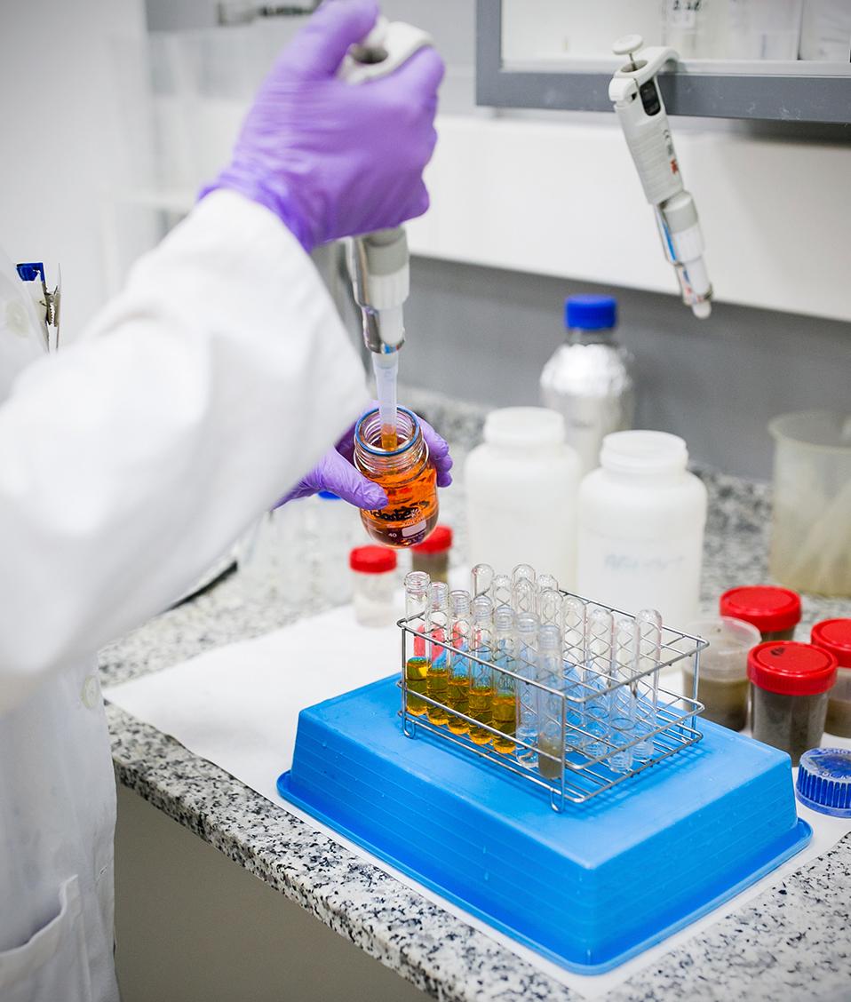 Investigadora trabajando en un laboratorio de la Escuela de Ingeniería de Caminos, Canales y Puertos