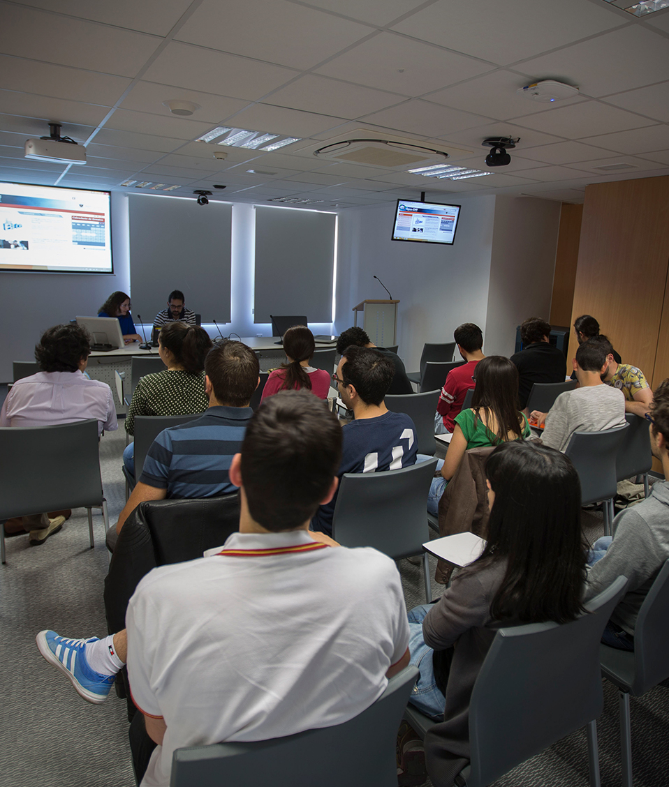En la imagen, un grupo de personas asisten a una exposición en una sala auxiliar de conferencias en el Centro de Transferencia Tecnológica