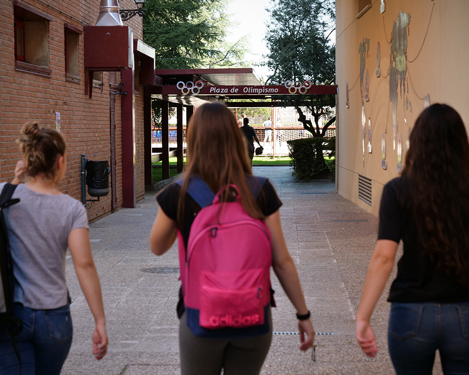 Estudiantes de la Facultad de CIencias del Deporte caminando hacia la Plaza del Olimpismo situada en el exterior