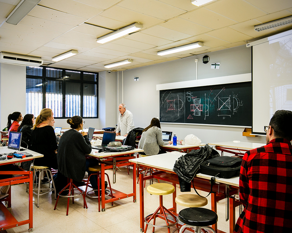Profesor impartiendo clase en un aula de prácticas en la Escuela Superior de Ingeniería de la Edificación