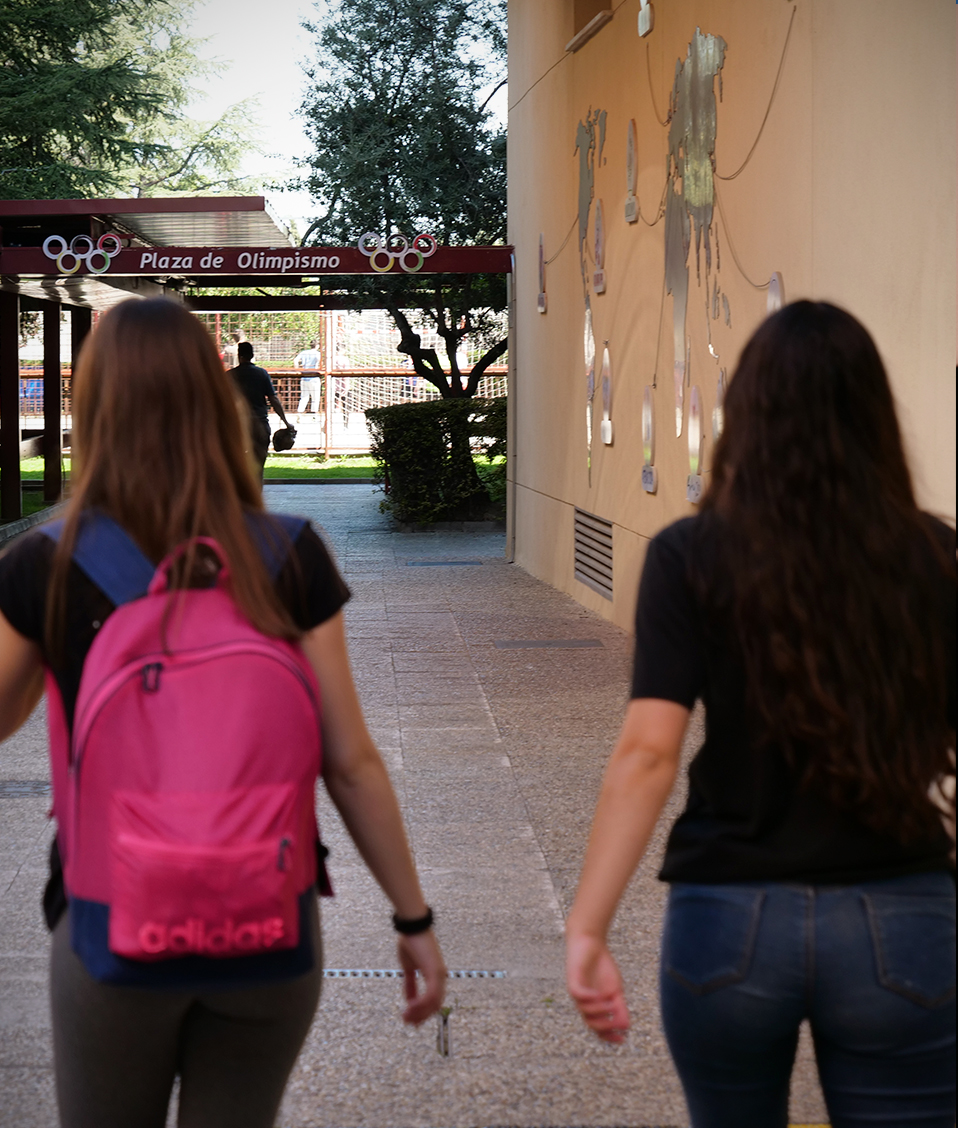 Estudiantes de la Facultad de CIencias del Deporte caminando hacia la Plaza del Olimpismo situada en el exterior