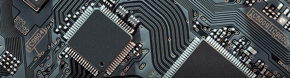 Fotografía de una placa electrónica con diferentes circuitos y chips