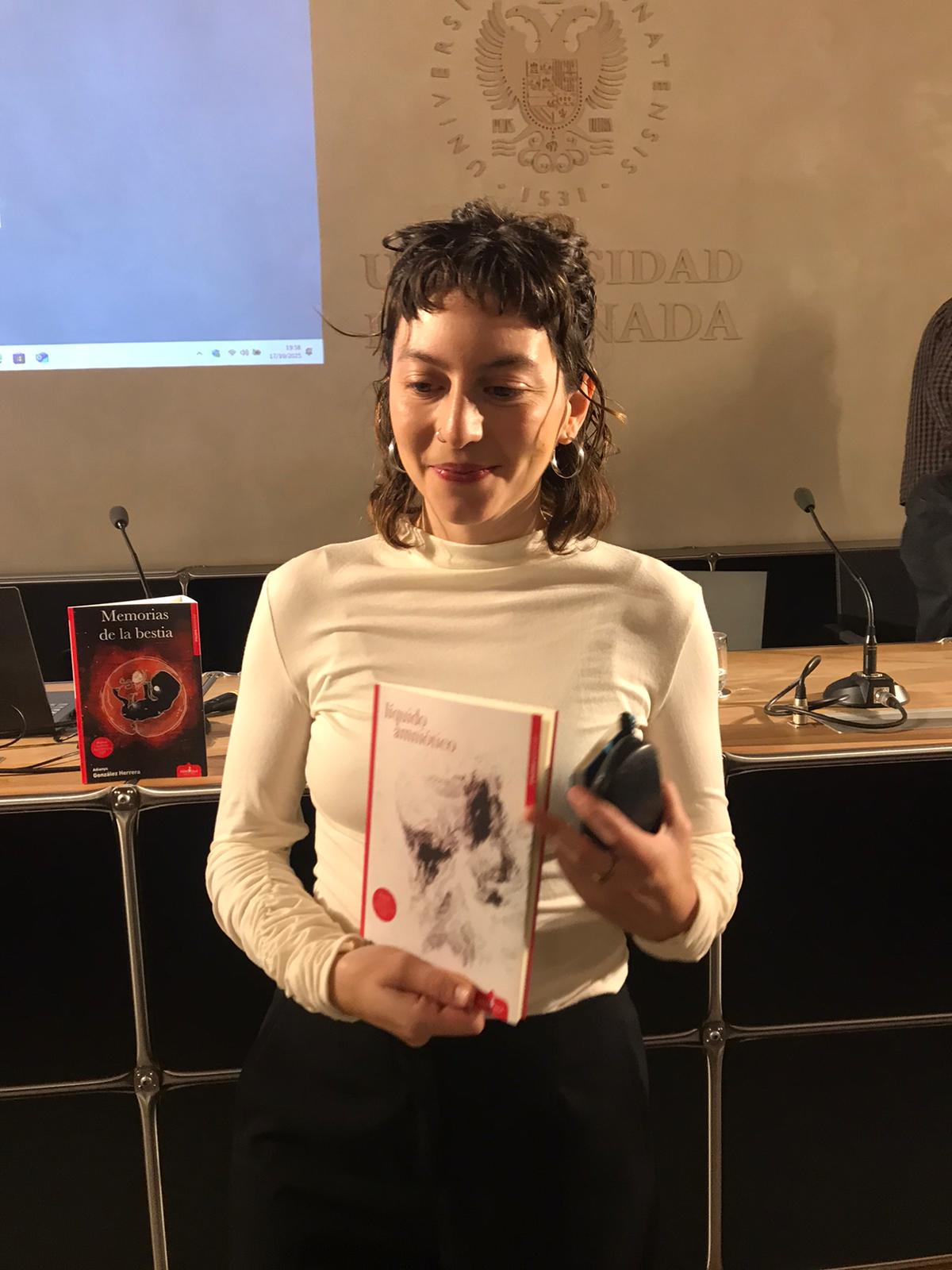 Pamela Merrill Silva con su novela Líquido Amniótico Pamela Merrill Silva con su novela Líquido Amniótico