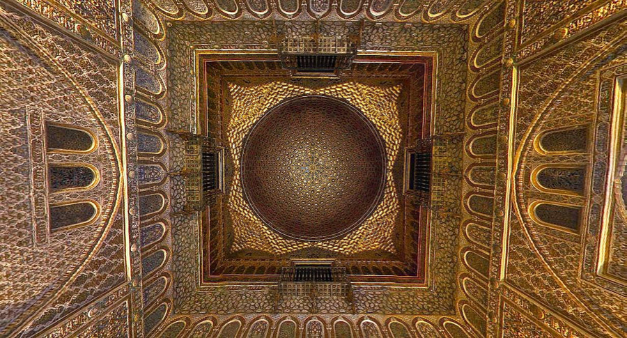 Imagen de una cúpula desde dentro del edificio con tonos dorados
